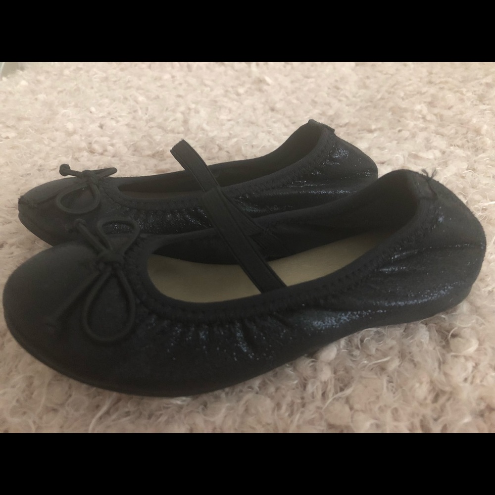 Black ballerina flats